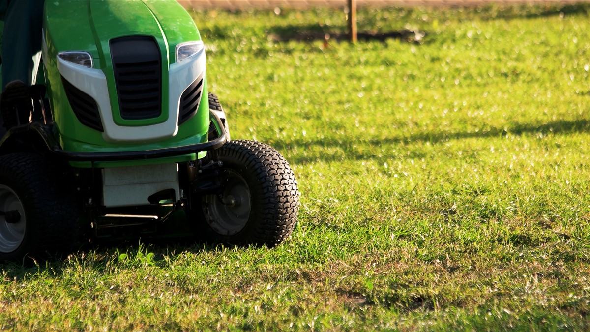 le tracteur tondeuse